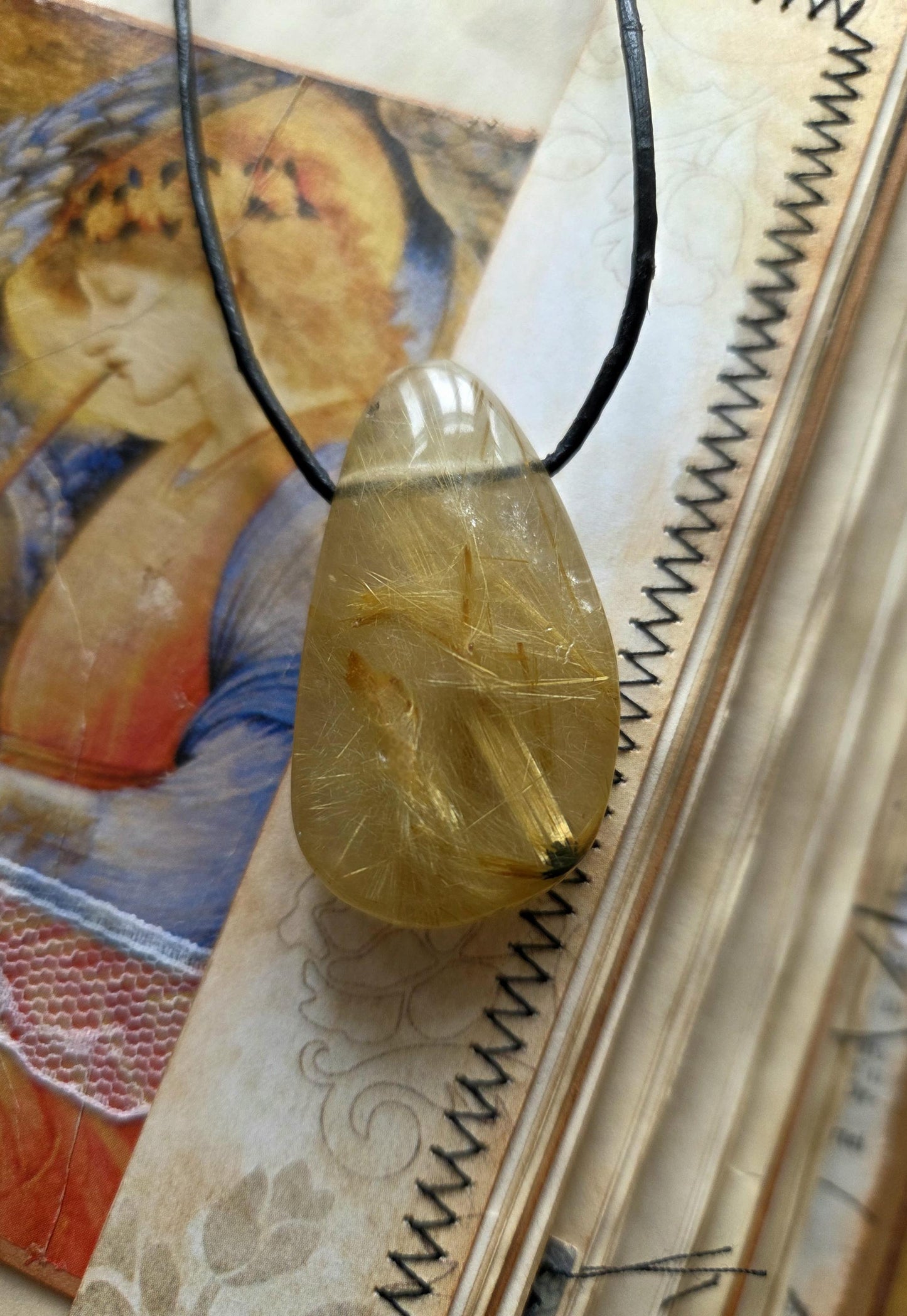 Gold Rutil Quarz Goldrutilquarz Anhänger, 42 x 25 x 10 mm, an verstellbarem Lederband, Hochwertige Qualität Brasilien