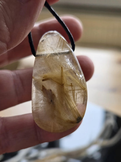 Gold Rutil Quarz Goldrutilquarz Anhänger, 42 x 25 x 10 mm, an verstellbarem Lederband, Hochwertige Qualität Brasilien