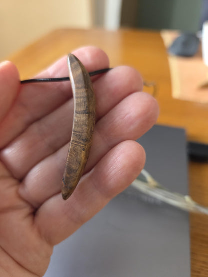 Baumperlen Anhänger der Eiche mit Boulder Opal, Holz Anhänger mit Edelstein, 55 x 9 x 8 mm, an verstellbarem Lederband