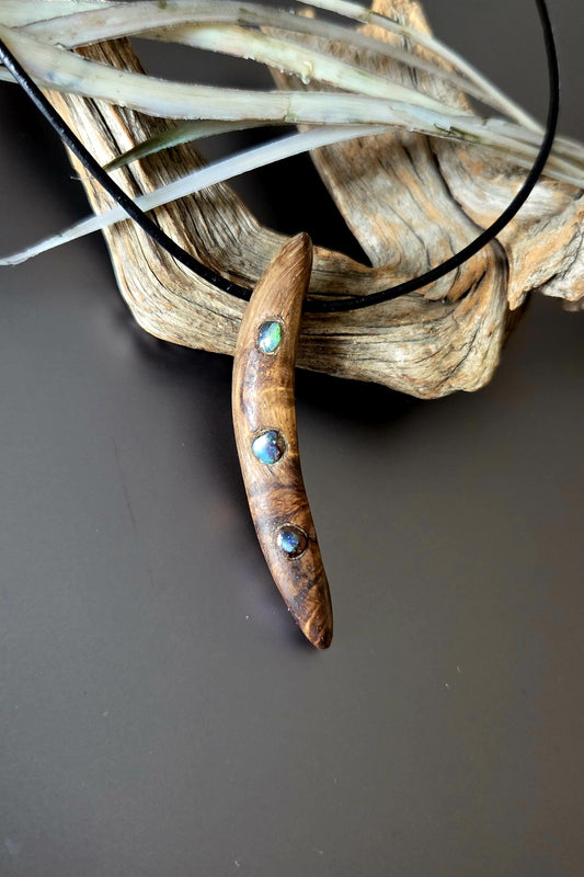 Baumperlen Anhänger der Eiche mit Boulder Opal, Holz Anhänger mit Edelstein, 55 x 9 x 8 mm, an verstellbarem Lederband