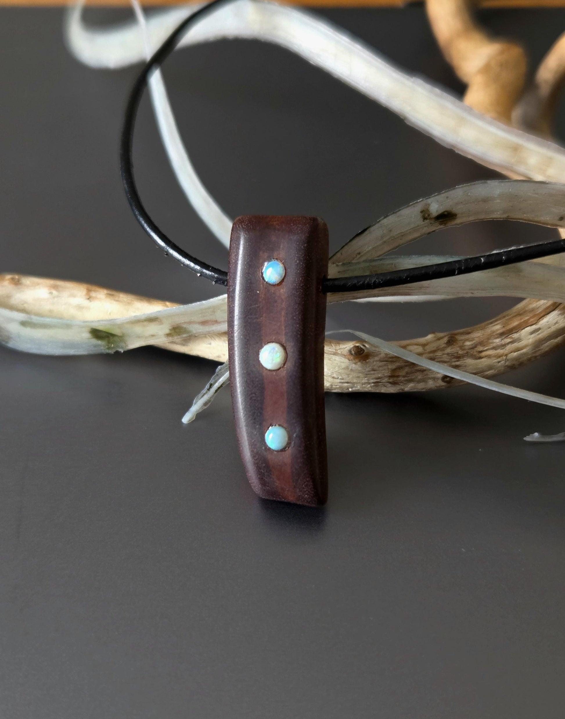 Mopane Holz mit Boulder Opal, Lightning ridge Opal Holz Anhänger, 31 x 10 x 8 mm, gebohrt, an Lederband