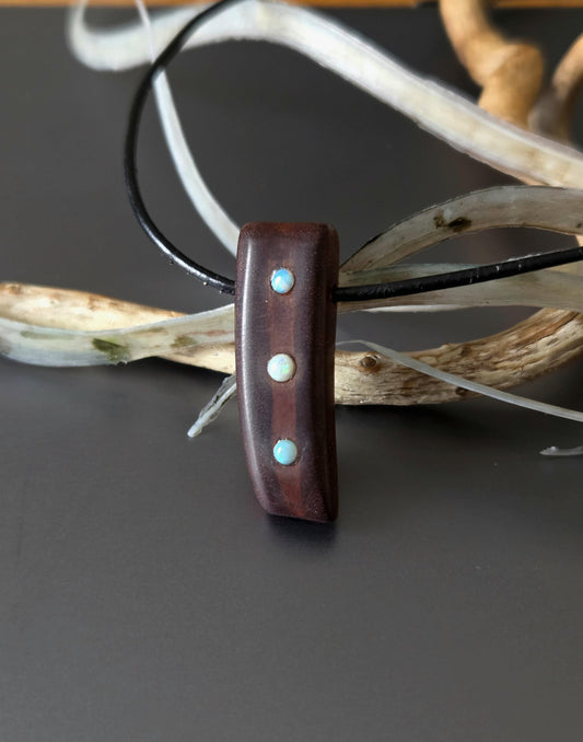 Mopane Holz mit Boulder Opal, Lightning ridge Opal Holz Anhänger, 31 x 10 x 8 mm, gebohrt, an Lederband