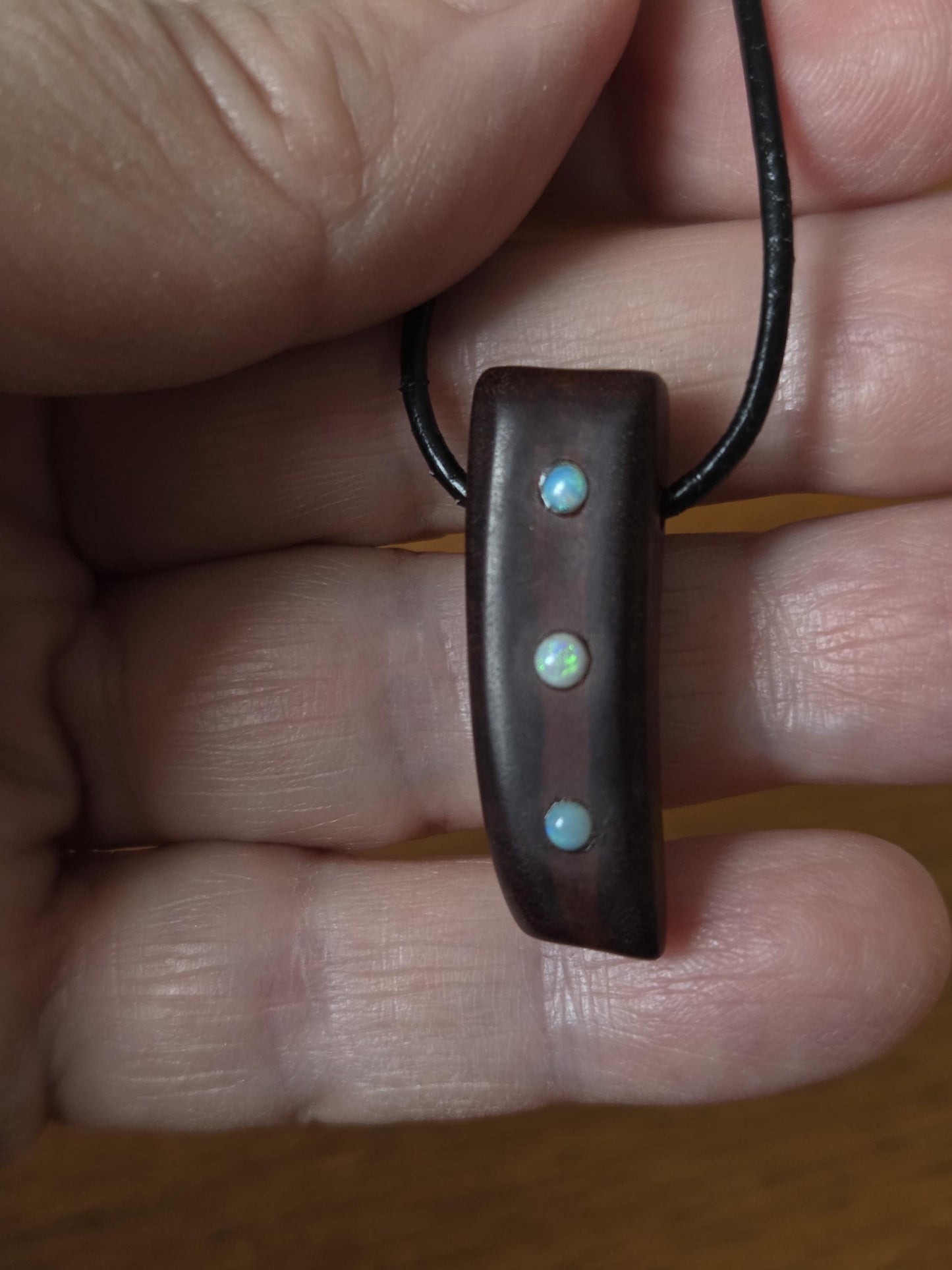 Mopane Holz mit Boulder Opal, Lightning ridge Opal Holz Anhänger, 31 x 10 x 8 mm, gebohrt, an Lederband