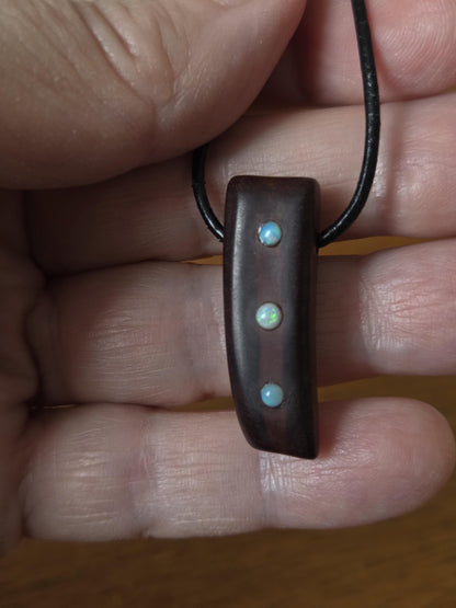 Mopane Holz mit Boulder Opal, Lightning ridge Opal Holz Anhänger, 31 x 10 x 8 mm, gebohrt, an Lederband