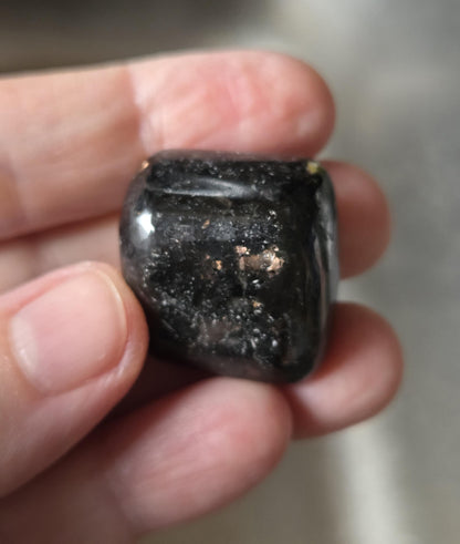 Magischer Nuumit sehr seltener Stein aus Grönland, Sammlerstein 25 x 23 x 20 mm, 25,03 g., 125,10 ct.