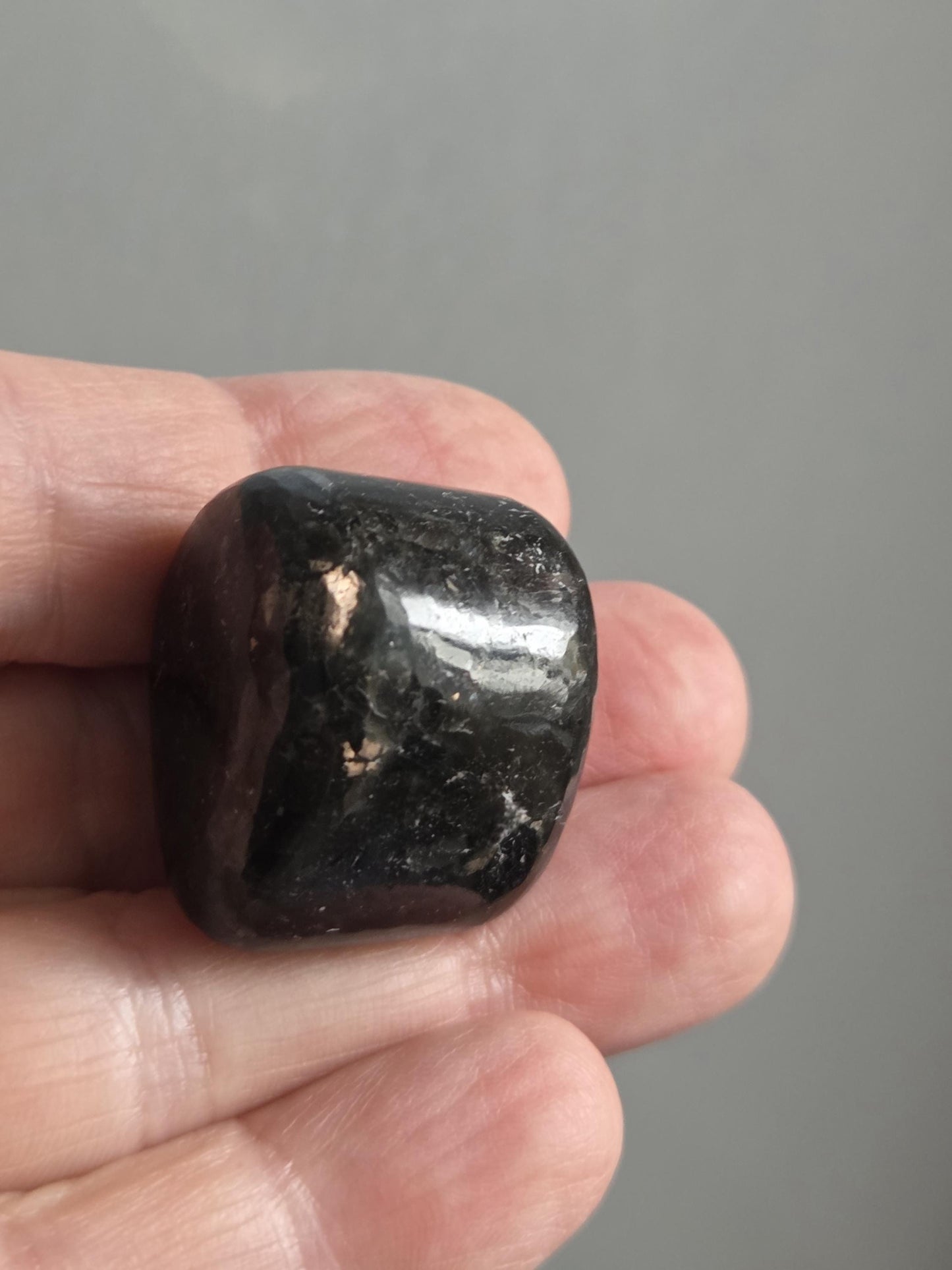 Magischer Nuumit sehr seltener Stein aus Grönland, Sammlerstein 25 x 23 x 20 mm, 25,03 g., 125,10 ct.