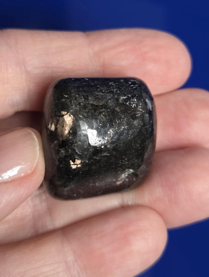 Magischer Nuumit sehr seltener Stein aus Grönland, Sammlerstein 25 x 23 x 20 mm, 25,03 g., 125,10 ct.