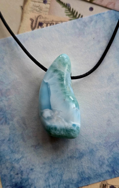 Hochwertiger Larimar Anhänger, Atlantis Stein, 40 x 20 x 11 mm, gebohrt, Larimar gebohrt, an verstellbarem Lederband