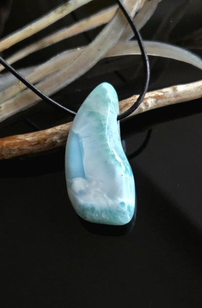 Hochwertiger Larimar Anhänger, Atlantis Stein, 40 x 20 x 11 mm, gebohrt, Larimar gebohrt, an verstellbarem Lederband