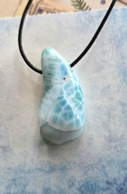 Hochwertiger Larimar Anhänger, Atlantis Stein, 40 x 20 x 11 mm, gebohrt, Larimar gebohrt, an verstellbarem Lederband