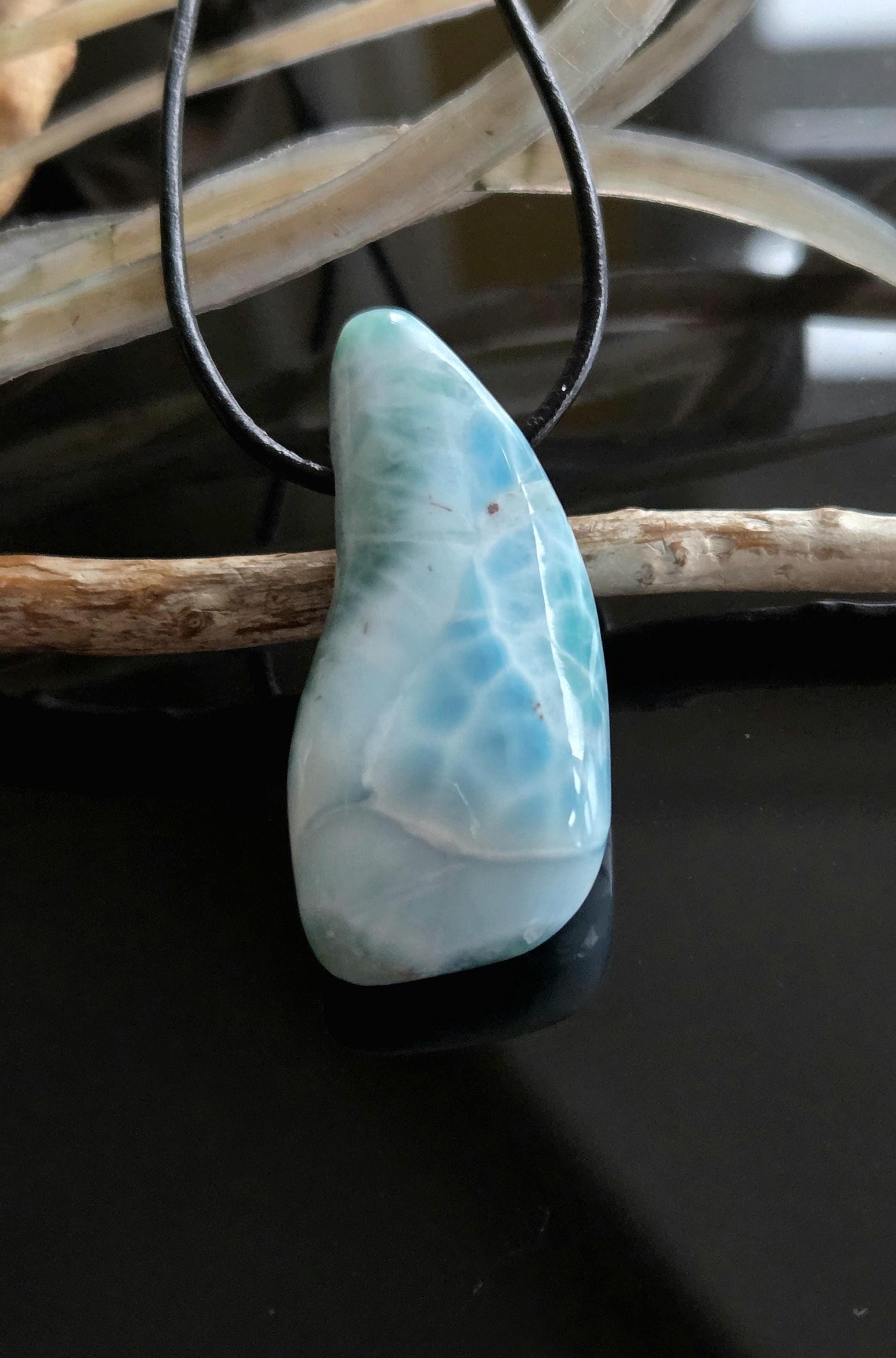 Hochwertiger Larimar Anhänger, Atlantis Stein, 40 x 20 x 11 mm, gebohrt, Larimar gebohrt, an verstellbarem Lederband