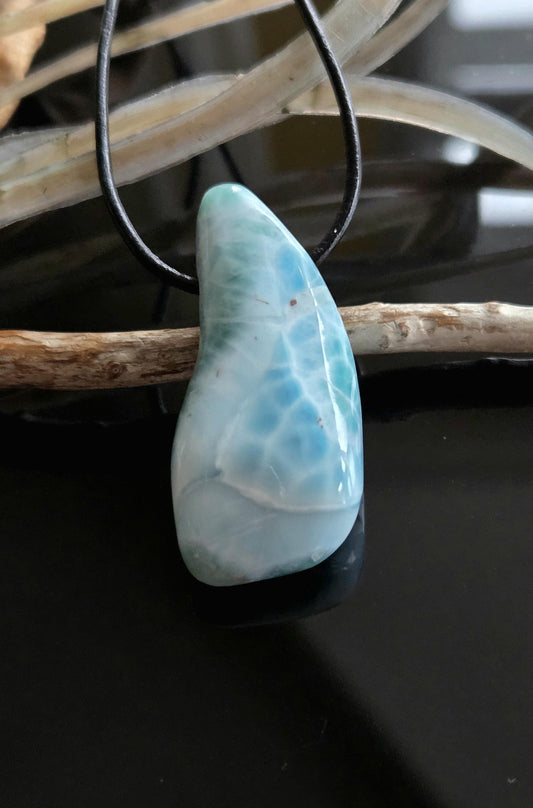 Hochwertiger Larimar Anhänger, Atlantis Stein, 40 x 20 x 11 mm, gebohrt, Larimar gebohrt, an verstellbarem Lederband