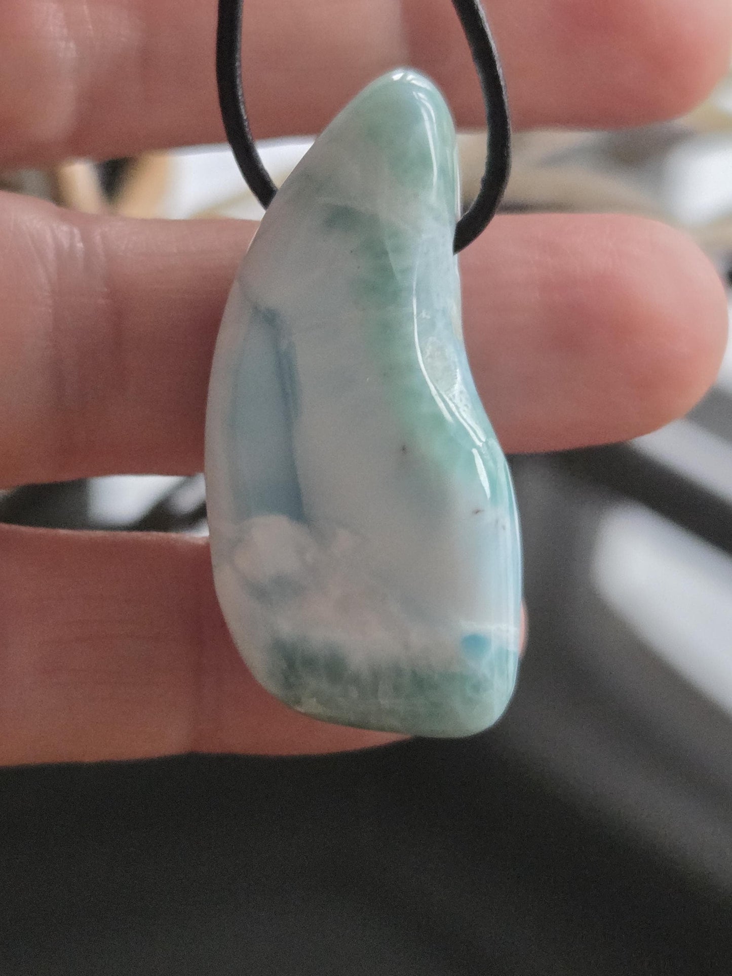 Hochwertiger Larimar Anhänger, Atlantis Stein, 40 x 20 x 11 mm, gebohrt, Larimar gebohrt, an verstellbarem Lederband