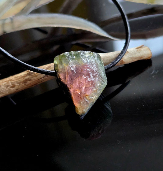 Hübscher wilder Wassermelonenturmalin Turmalin Rohstein, Anhänger, 21 x 17 x 15 mm, gebohrt, an verstellbarem Lederband.