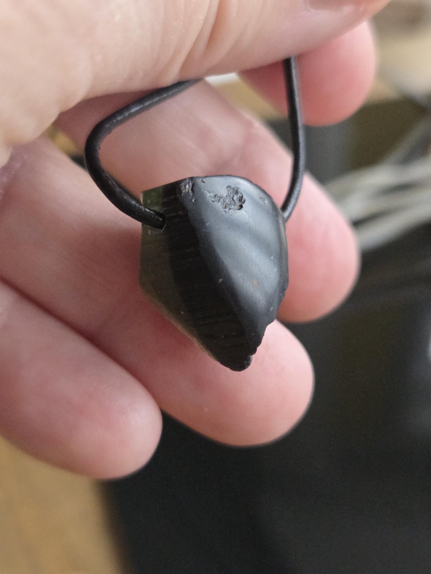 Hübscher wilder Wassermelonenturmalin Turmalin Rohstein, Anhänger, 21 x 17 x 15 mm, gebohrt, an verstellbarem Lederband.