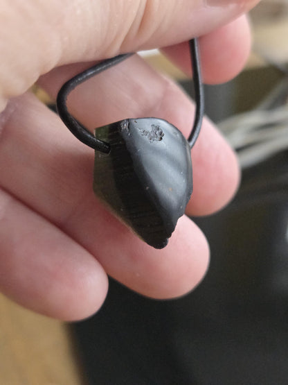 Hübscher wilder Wassermelonenturmalin Turmalin Rohstein, Anhänger, 21 x 17 x 15 mm, gebohrt, an verstellbarem Lederband.