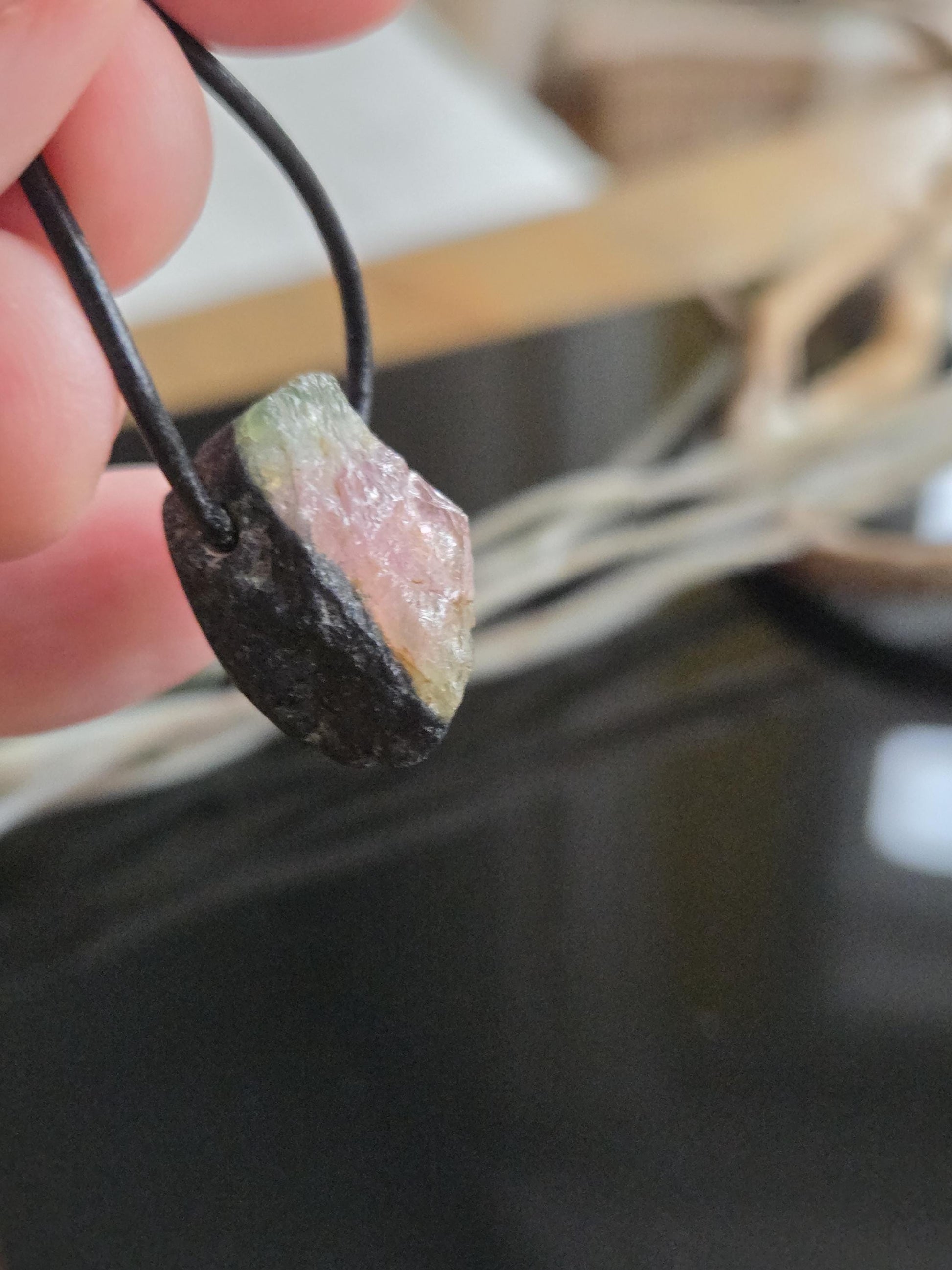 Hübscher wilder Wassermelonenturmalin Turmalin Rohstein, Anhänger, 21 x 17 x 15 mm, gebohrt, an verstellbarem Lederband.