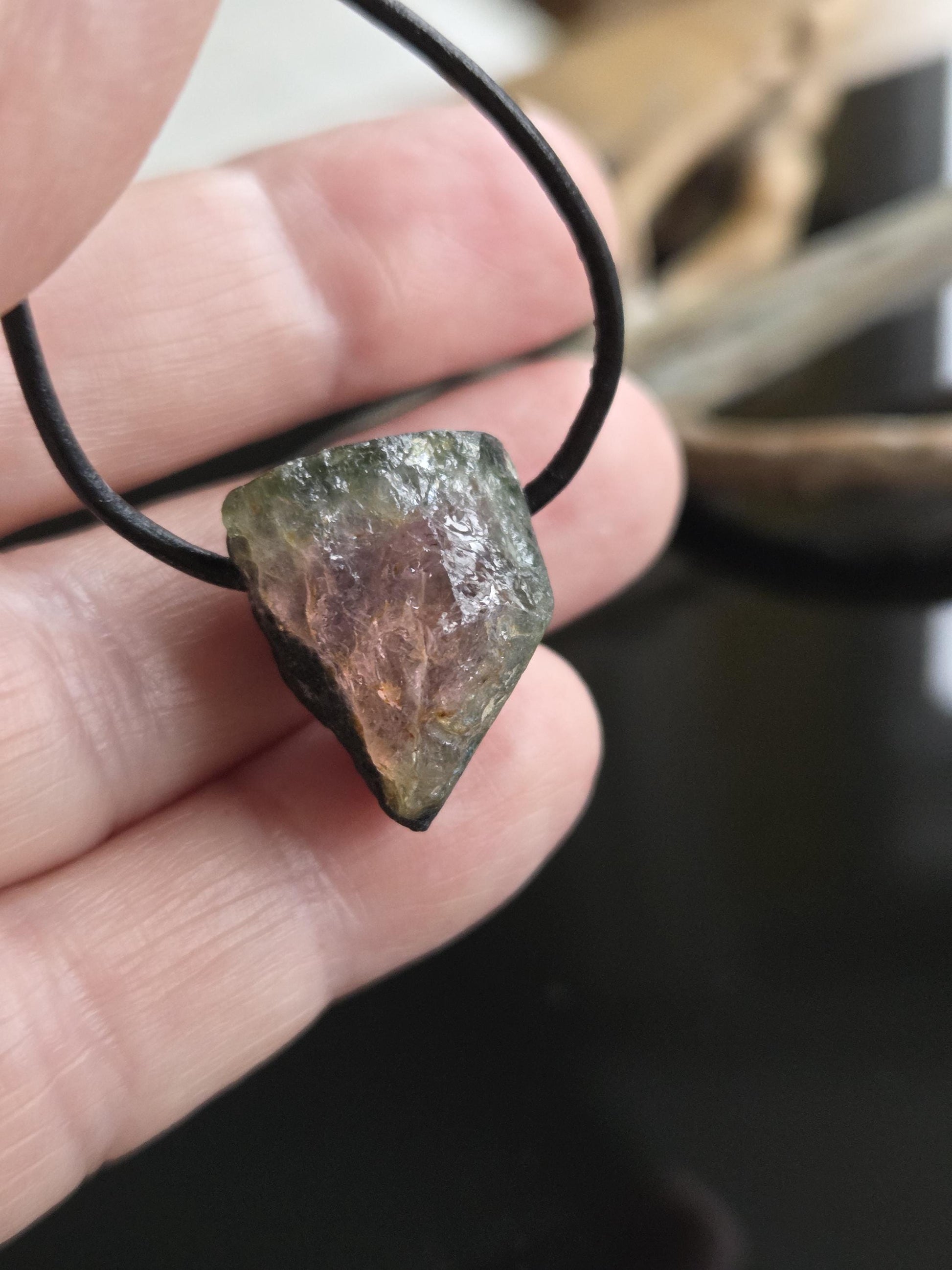 Hübscher wilder Wassermelonenturmalin Turmalin Rohstein, Anhänger, 21 x 17 x 15 mm, gebohrt, an verstellbarem Lederband.