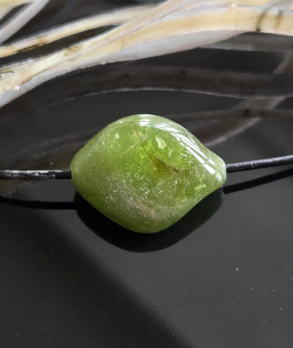 Peridot Olivin Chrysolith Anhänger, 20 x 27 x 15 mm , gebohrt, an verstellbarem Lederband