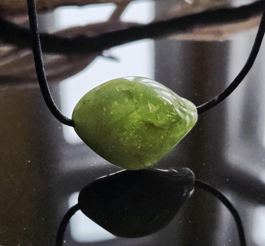 Peridot Olivin Chrysolith Anhänger, 20 x 27 x 15 mm , gebohrt, an verstellbarem Lederband