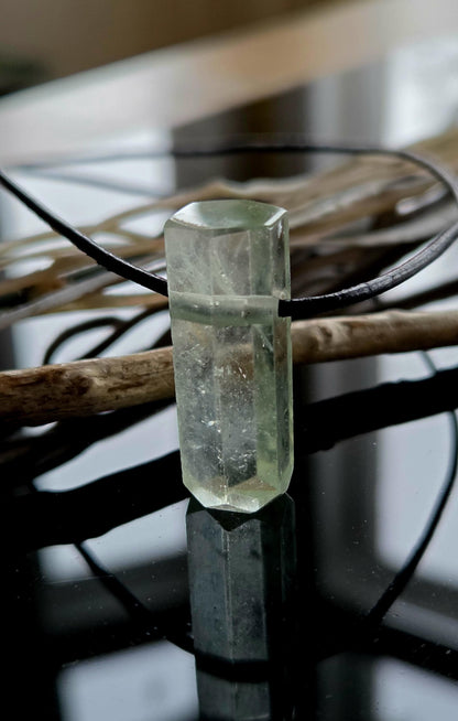 Magischer Heliodor gelb grüner Beryll Goldberyll grün Kristall Stäbchen, Anhänger, 30 x 11 x 10 mm, gebohrt, an verstellbarem Lederband