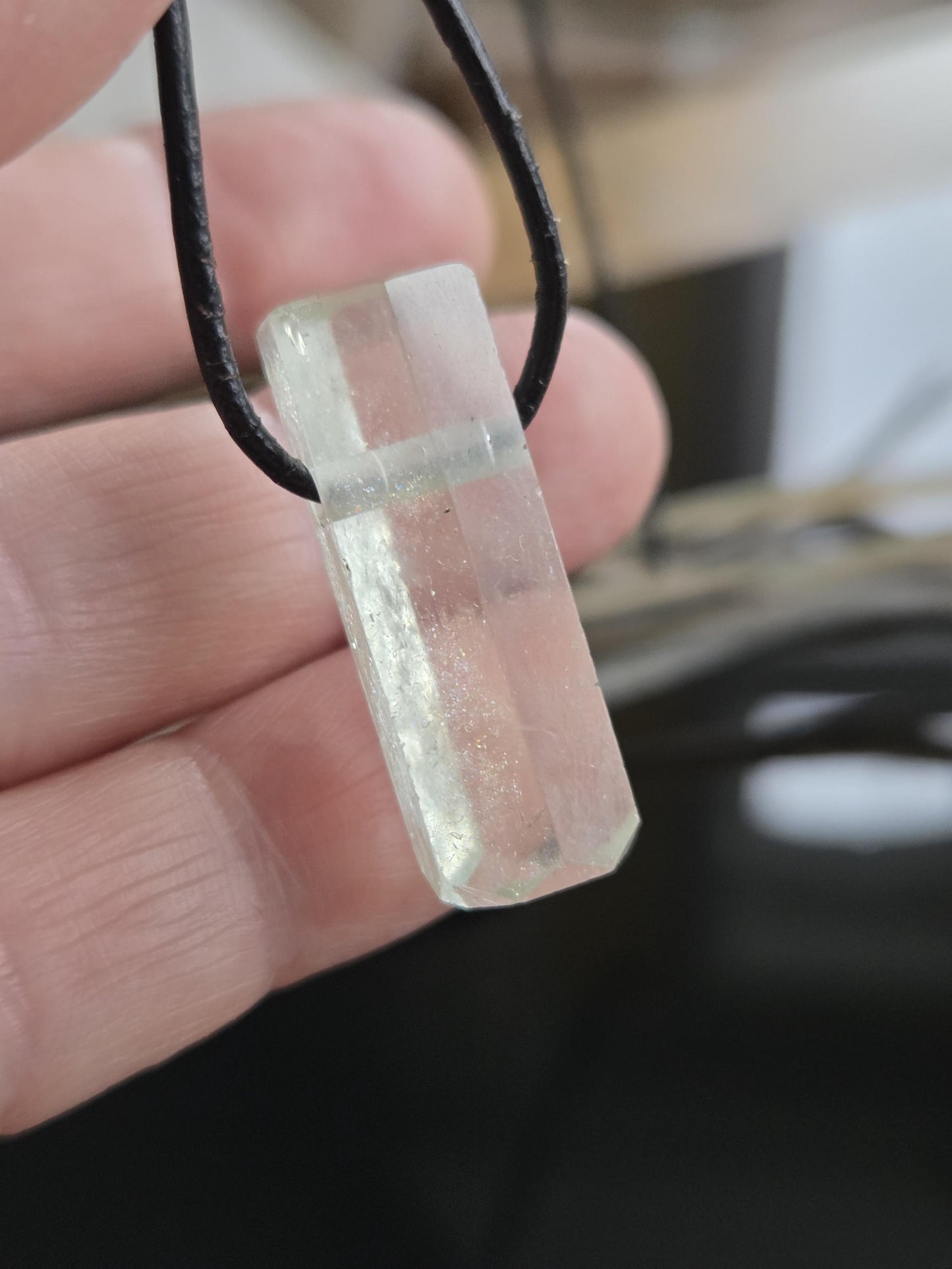 Magischer Heliodor gelb grüner Beryll Goldberyll grün Kristall Stäbchen, Anhänger, 30 x 11 x 10 mm, gebohrt, an verstellbarem Lederband