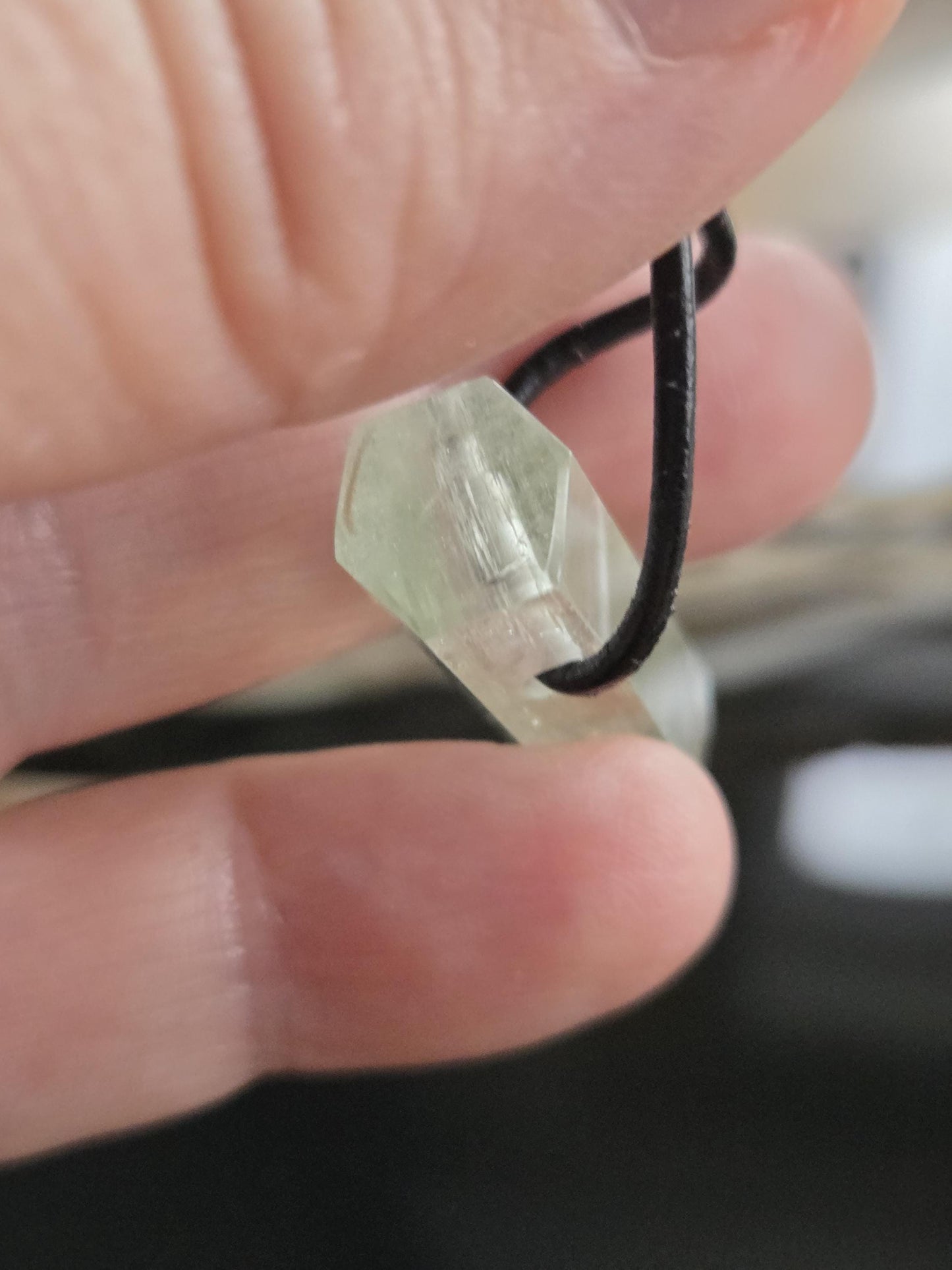 Magischer Heliodor gelb grüner Beryll Goldberyll grün Kristall Stäbchen, Anhänger, 30 x 11 x 10 mm, gebohrt, an verstellbarem Lederband