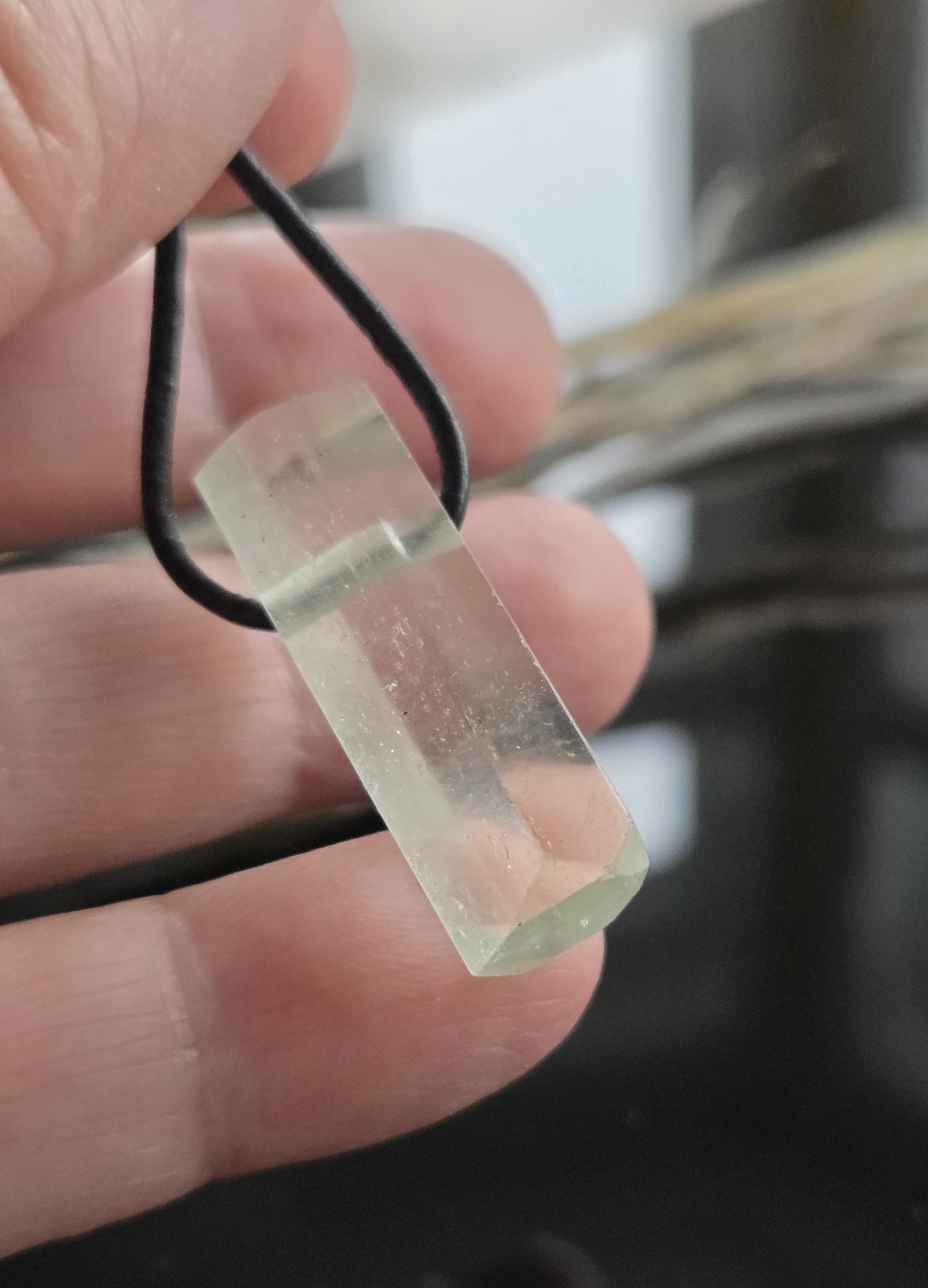 Magischer Heliodor gelb grüner Beryll Goldberyll grün Kristall Stäbchen, Anhänger, 30 x 11 x 10 mm, gebohrt, an verstellbarem Lederband