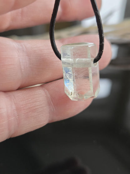 Bezaubernder Heliodor gelb grüner Beryll Goldberyll grün Kristall Stäbchen, Anhänger, 19 x 12 x 10 mm, gebohrt, an verstellbarem Lederband