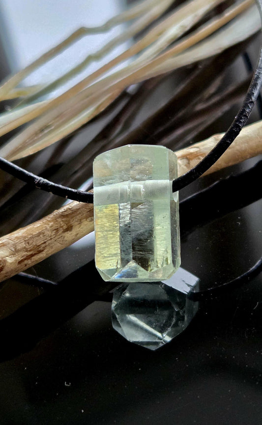 Bezaubernder Heliodor gelb grüner Beryll Goldberyll grün Kristall Stäbchen, Anhänger, 19 x 12 x 10 mm, gebohrt, an verstellbarem Lederband