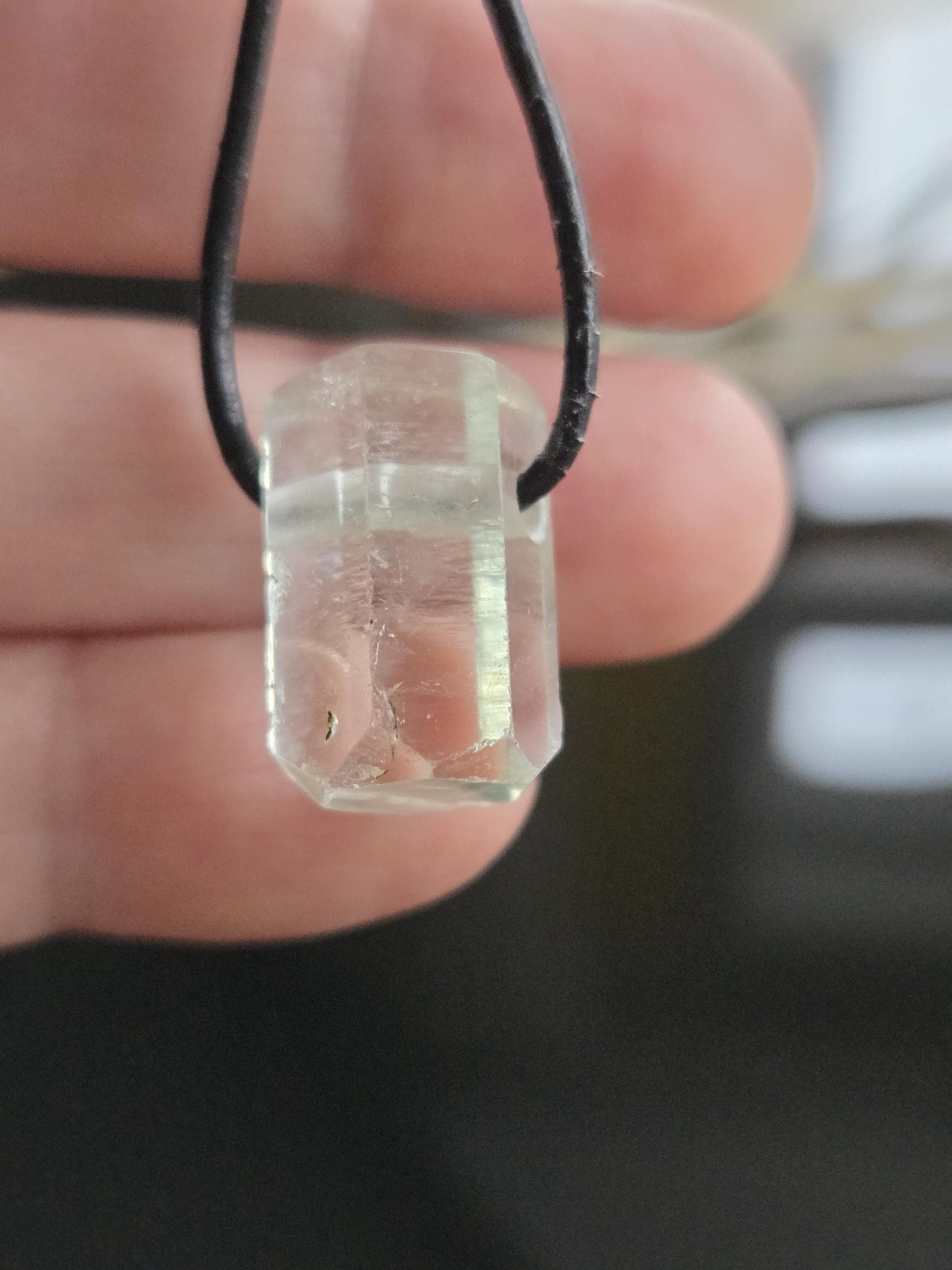 Bezaubernder Heliodor gelb grüner Beryll Goldberyll grün Kristall Stäbchen, Anhänger, 19 x 12 x 10 mm, gebohrt, an verstellbarem Lederband