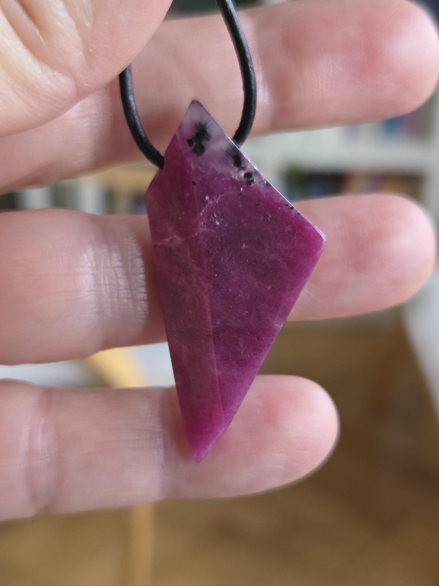 Außergewöhnlicher Rubin Anhänger mit einem Hauch Zoisit, Anhänger, 42 x 22 x 9 mm, gebohrt, an verstellbarem Lederband, ruby pedants