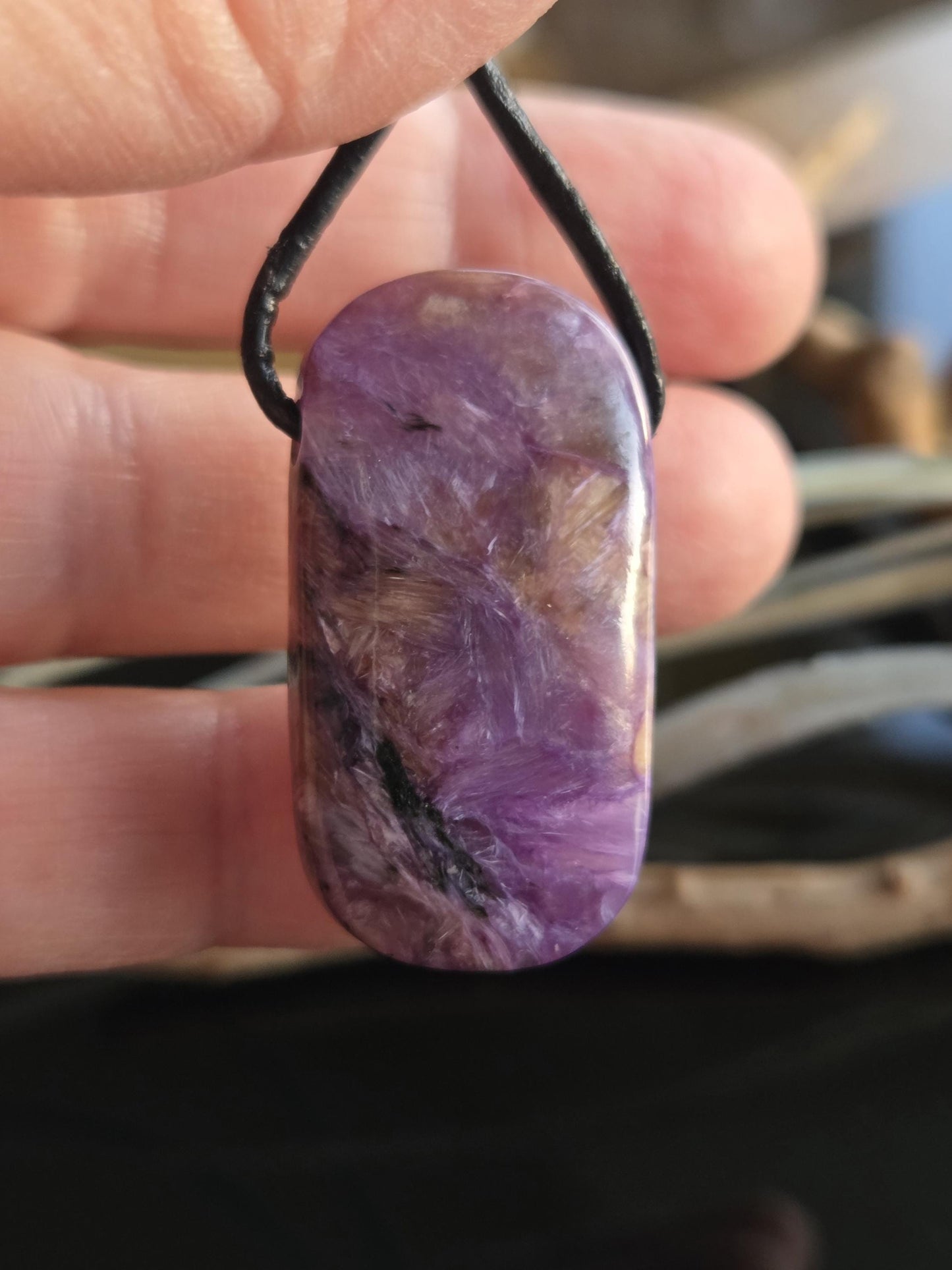 Magischer Charoit Anhänger, Charoite Anhänger, 35 x 19 x 8 mm, gebohrt, an verstellbarem Lederband