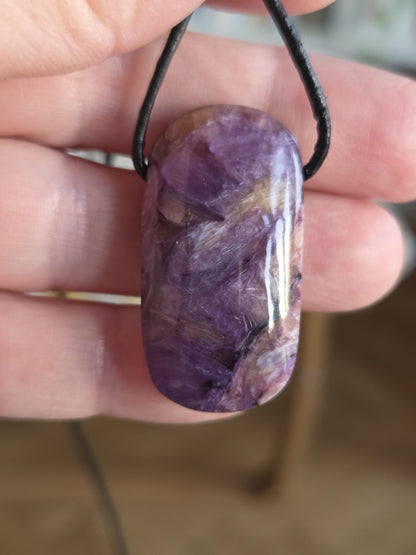 Magischer Charoit Anhänger, Charoite Anhänger, 35 x 19 x 8 mm, gebohrt, an verstellbarem Lederband