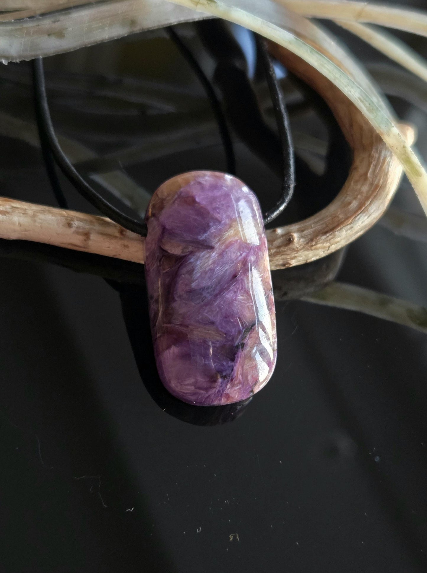 Magischer Charoit Anhänger, Charoite Anhänger, 35 x 19 x 8 mm, gebohrt, an verstellbarem Lederband