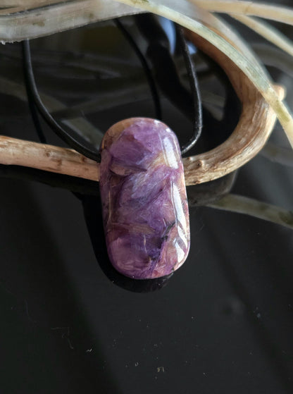 Magischer Charoit Anhänger, Charoite Anhänger, 35 x 19 x 8 mm, gebohrt, an verstellbarem Lederband