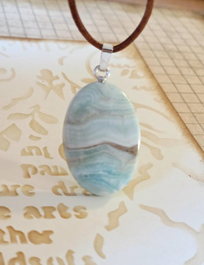 Aragonit blau mit Calcit, Karibik Calcit Anhänger, an 925er Silber Öse, an verstellbarem Lederband