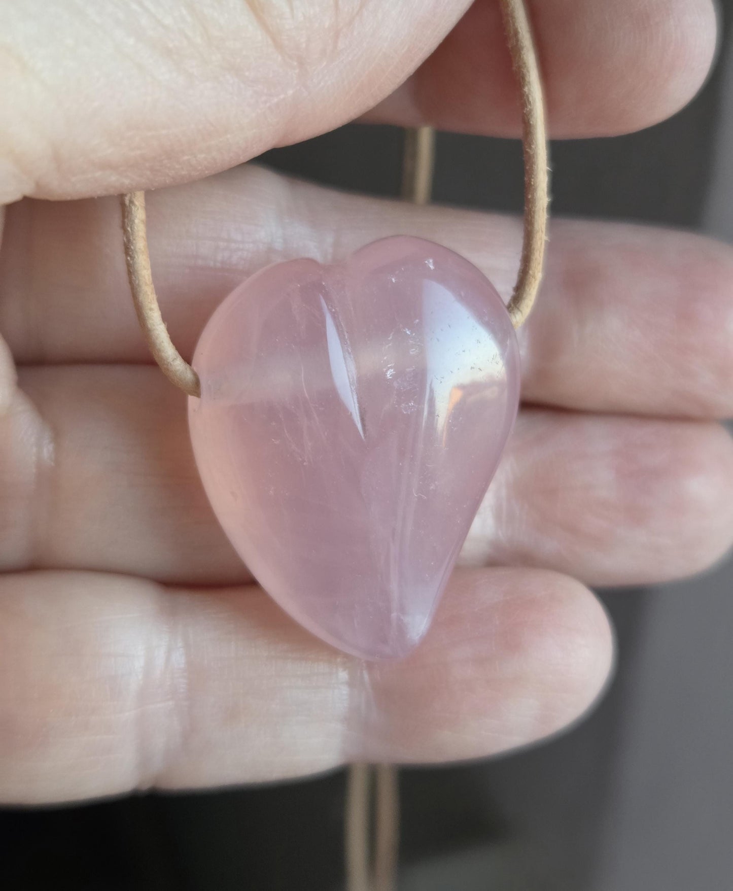 Rosenquarz Herz Anhänger, 33 x 25 x 12 mm, gebohrt, an verstellbarem Lederband