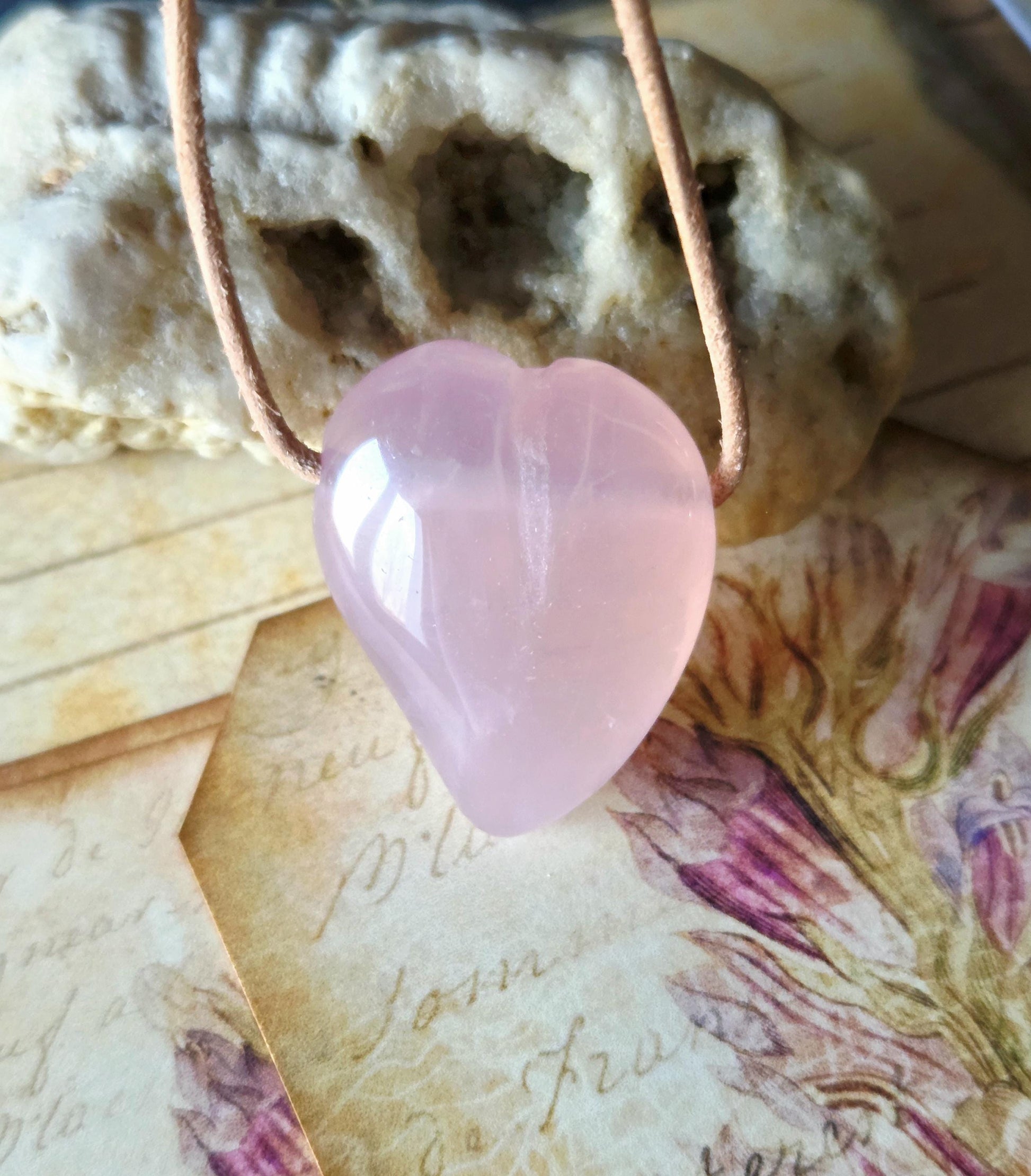 Rosenquarz Herz Anhänger, 33 x 25 x 12 mm, gebohrt, an verstellbarem Lederband