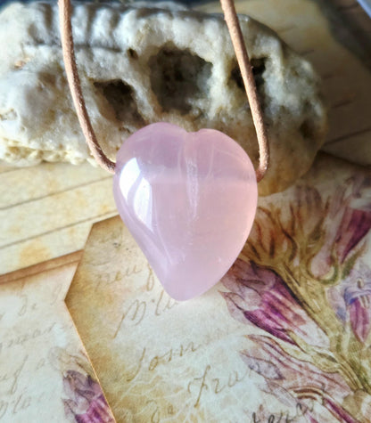 Rosenquarz Herz Anhänger, 33 x 25 x 12 mm, gebohrt, an verstellbarem Lederband