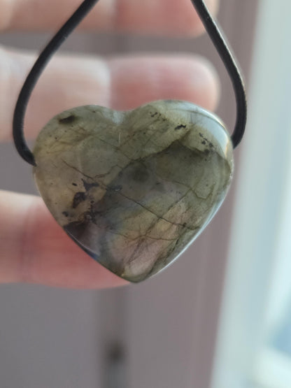 Labradorit Herz gold grün blau rot, Anhänger, 29 x 30 x 12 mm, gebohrt an verstellbarem Lederband