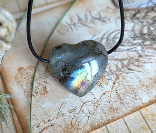 Labradorit Herz gold grün blau rot, Anhänger, 29 x 30 x 12 mm, gebohrt an verstellbarem Lederband