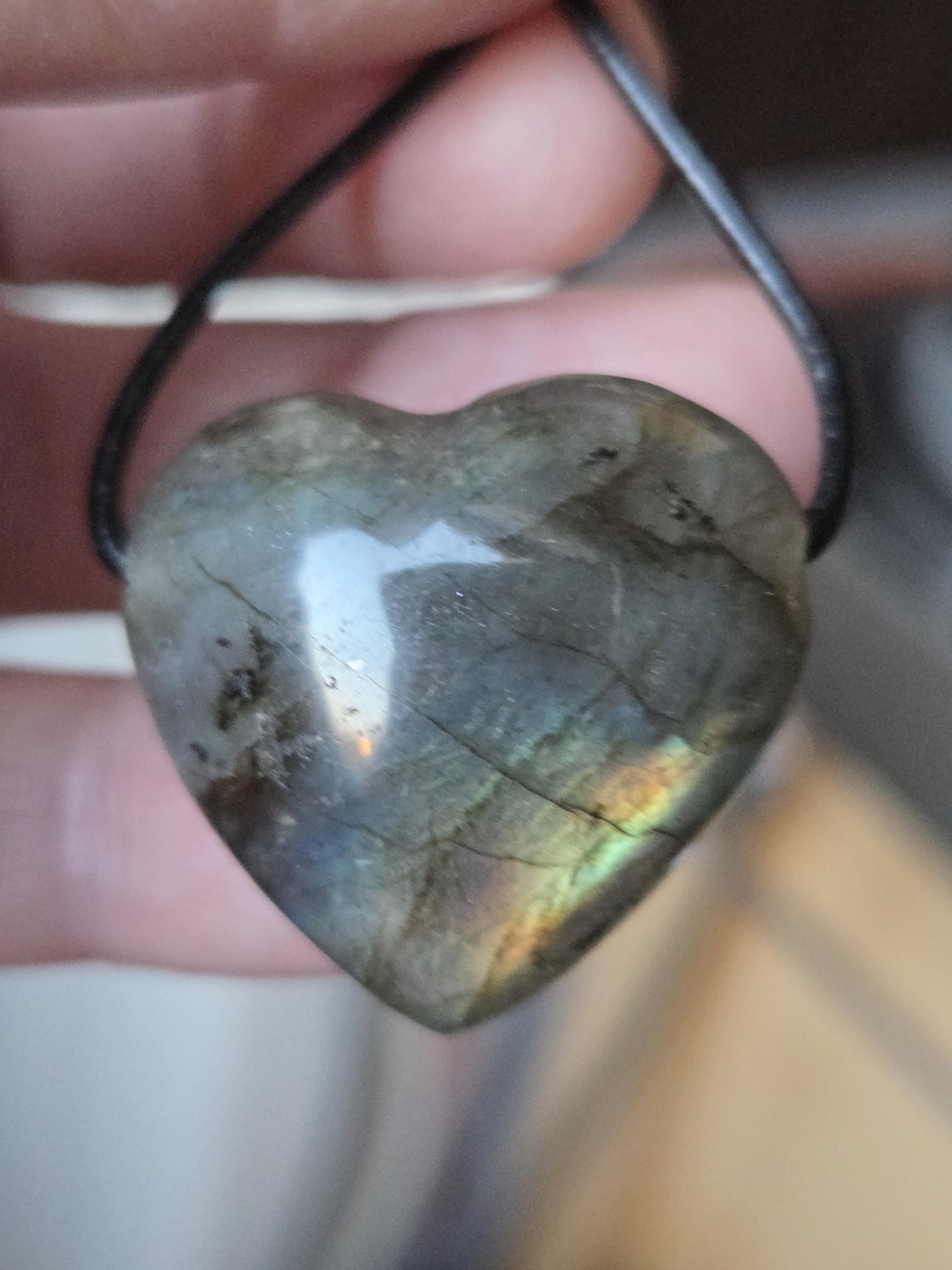 Labradorit Herz gold grün blau rot, Anhänger, 29 x 30 x 12 mm, gebohrt an verstellbarem Lederband