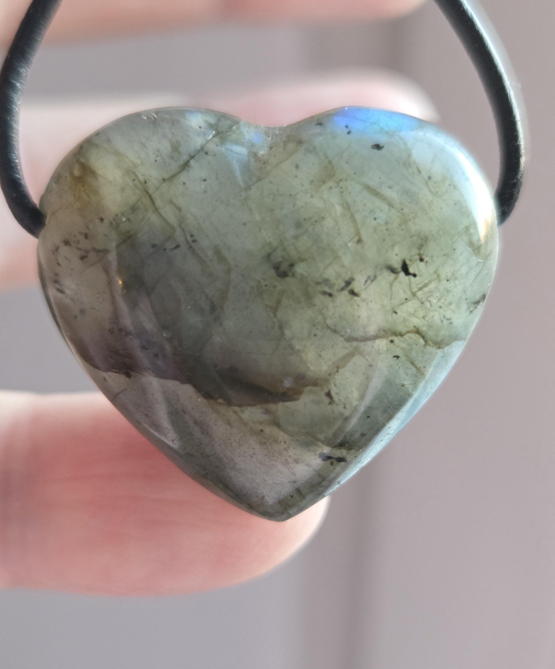 Labradorit Herz gold grün blau rot, Anhänger, 29 x 30 x 12 mm, gebohrt an verstellbarem Lederband