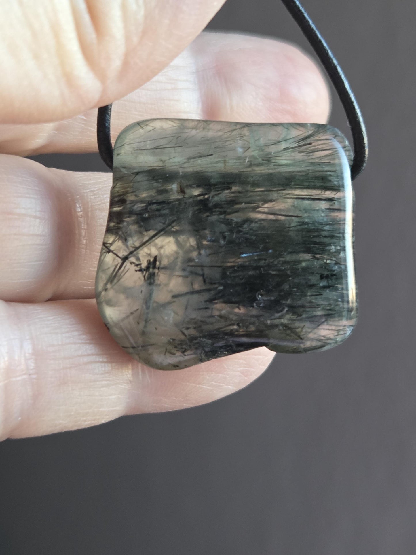 Phrenit Epidot mit schwarzem Turmalin Rutil Turmalin Quarz Anhänger, 30 x 30 x 8 mm, gebohrt , an verstellbarem Lederband