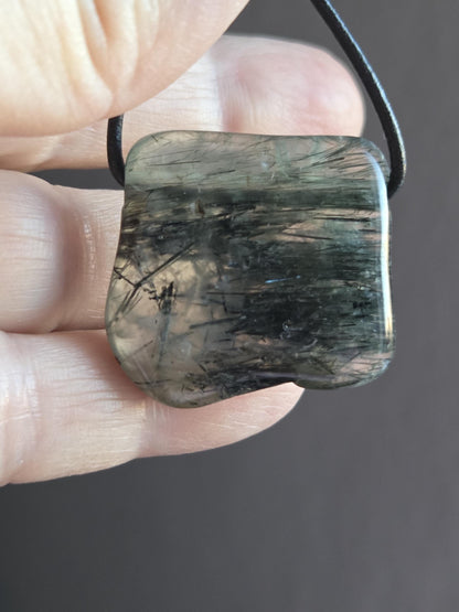 Phrenit Epidot mit schwarzem Turmalin Rutil Turmalin Quarz Anhänger, 30 x 30 x 8 mm, gebohrt , an verstellbarem Lederband