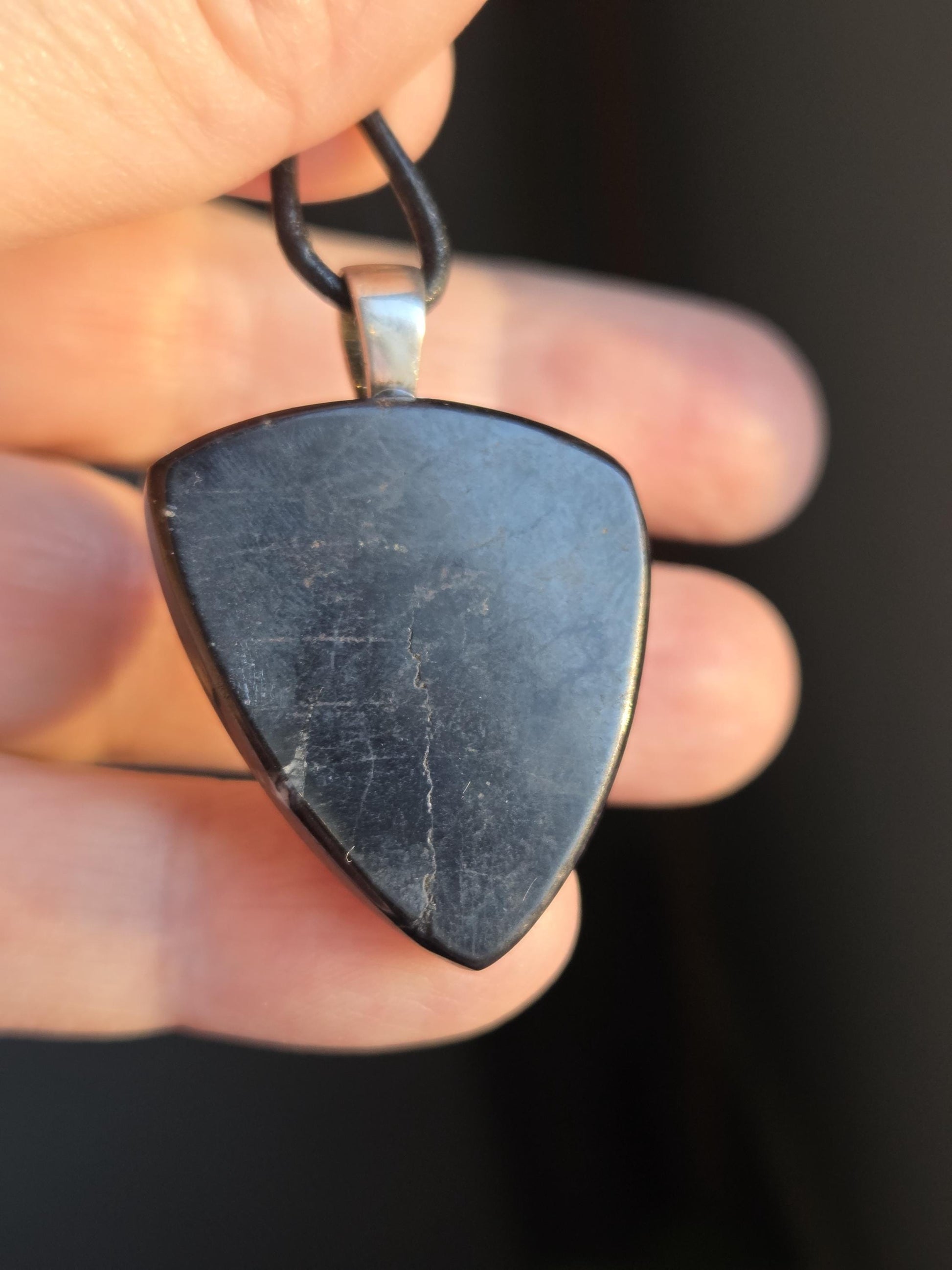 Feiner Purpurit Anhänger Triangel förmig, an 925er Silberöse, an verstellbarem Lederband