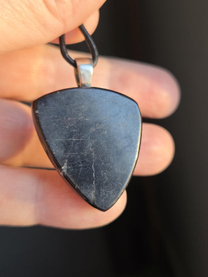 Feiner Purpurit Anhänger Triangel förmig, an 925er Silberöse, an verstellbarem Lederband