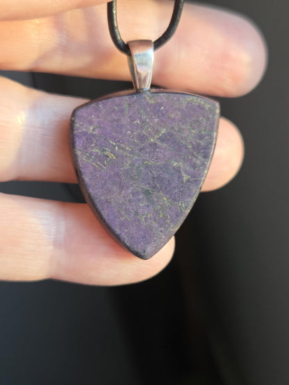 Feiner Purpurit Anhänger Triangel förmig, an 925er Silberöse, an verstellbarem Lederband