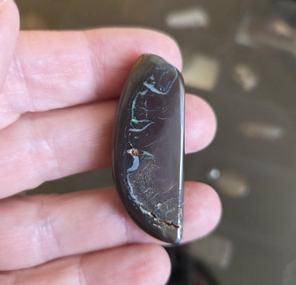 Boulder Opal, Boulderopal Anhänger, "Weiße Delfine", 42 x 17 x 8 mm, gebohrt, an verstellbarem Lederband, Yowah Nuss Opal